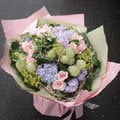 【B-042】情人花束-繽紛花束/ 花束,玫瑰花束,向日葵花束,情人節花束、巧克力花束、百合花束、畢業花束、花束等花禮-仙客來花坊