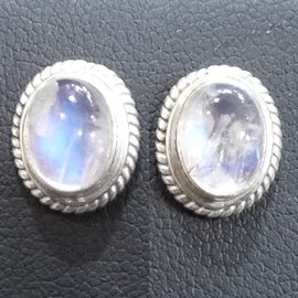 【La luna銀飾豐華】古典螺紋銀邊橢圓形彩虹月光石純銀耳環（耳針式）(E6063)