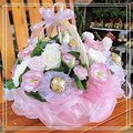 清新玫瑰花搭配香濃好吃的金莎巧克力粉色浪漫盆花~放在桌上最醒目