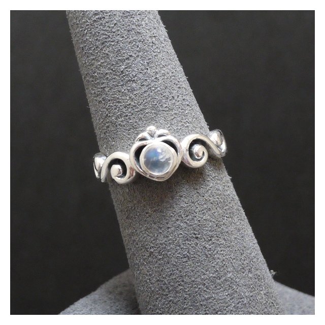【La luna 銀飾豐華】浪漫優雅。滿懷可愛。彩虹月光石心形古典紋純銀戒指(R2157)