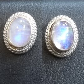 【La luna銀飾豐華】古典雙層螺紋橢圓形彩虹月光石純銀耳環（耳針式）(E5921)