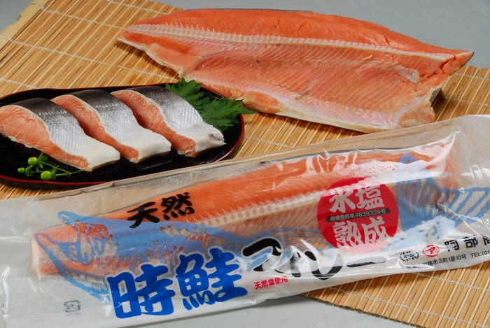 北海道釧路產 野生冰鹽熟成時鮭半身 時不知鮭 Pchome 商店街