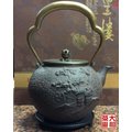 山城、野色。京都鐵器=又稱鐵瓶【鑄鐵壺1400c.c】銅蓋，銅提把。另贈鐵壺墊。