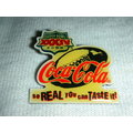 aaL皮商旋.(企業寶寶玩偶娃娃)全新附袋1999年發行可口可樂(Coca Cola)2000超級杯美式足球造型徽章/勳章/紀念章距今已有18年!