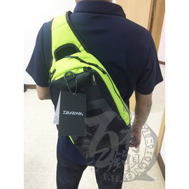 ◎百有釣具◎DAIWA 單肩後背包 休閒背包(C) 黑萊姆綠色 (077200) 原價1500 特價990