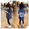 2017秋裝新款韓版男女童后字母水洗牛仔襯衫長款風衣外套(349元)