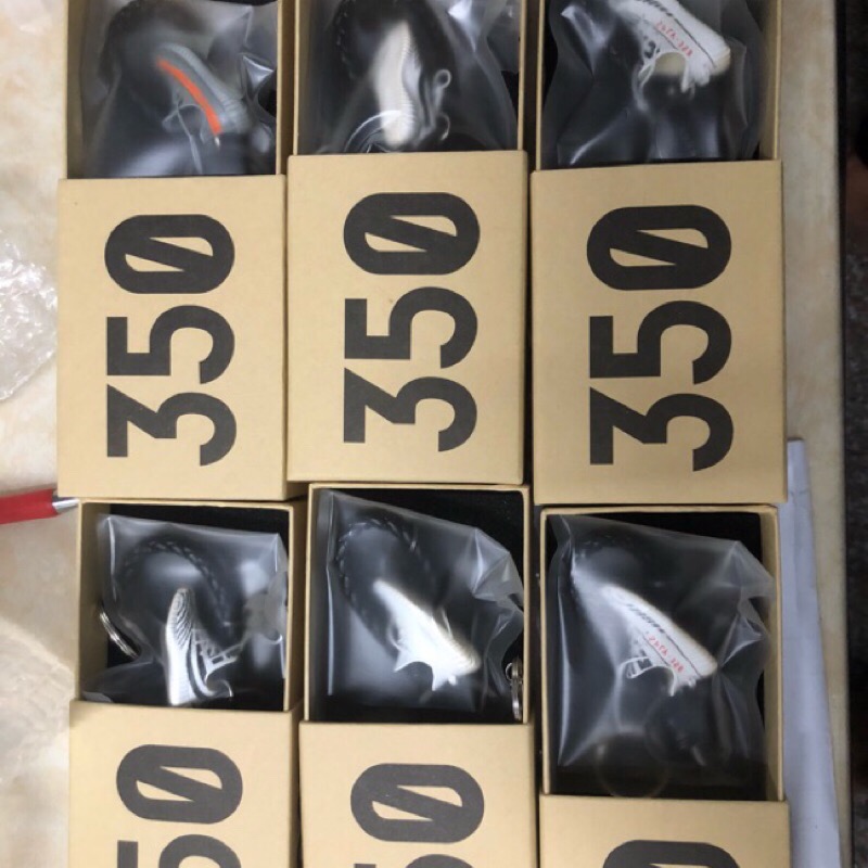 onfleek.tw]日本帶回來的Adidas 350 yeezy鑰匙圈一隻鞋盒包裝袋編織都 