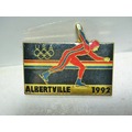 aaL皮1商旋.少見1992法國阿爾貝(Albertville)冬季奧運USA滑雪造型徽章/勳章/紀念章!--距今已有27年歷史!/@中/-P