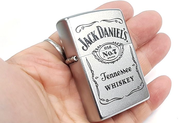 Zippo Jack Daniel''s No.7 Whisky〝傑克丹尼爾田納西威士忌打火機 + 酒壺〞 禮盒組 -#ZIPPO 49080