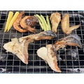 【烤肉系列】白味噌鮭魚下巴/約350g~味噌醃製好的鮭魚下巴，肉質鮮嫩，煮湯清蒸燒烤都適合