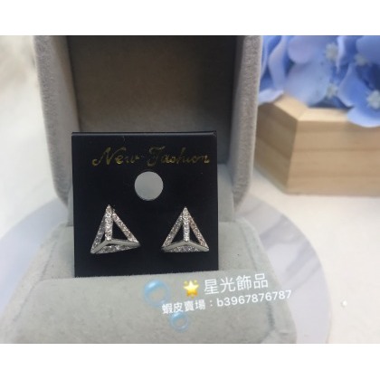 【星光飾品】《現貨》正生銀飾 立體碎鑽三角耳環 925純銀 香港代購