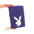 正品附發票 美國ZIPPO打火機 Playboy系列 紋理浮雕LOGO (紫色消光烤漆-型號49286) ✦球球玉米斗✦