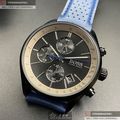 BOSS手錶,編號HB1513563,44mm黑圓形精鋼錶殼,鐵灰三眼錶面,寶藍真皮皮革錶帶款,閃亮度冠絕全場!