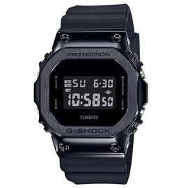 CASIO卡西歐G-SHOCK GM-5600B-1經典的方型錶殼金屬質感輕巧貼合手腕舒適錶帶43.2mm