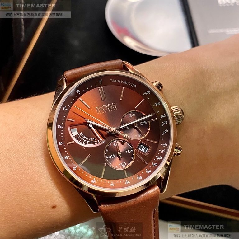 BOSS手錶,編號HB1513605,42mm玫瑰金圓形精鋼錶殼,古銅色三眼, 時分秒中三針顯示錶面,咖啡色真皮皮革錶帶款