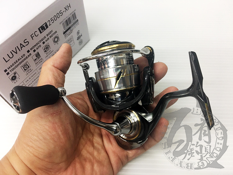 ◎百有釣具◎DAIWA 20 LUVIAS FC LT 紡車捲線器 2500S-XH(276405)導入單殼式機身技術與ZAION材質使強度來到了新高點