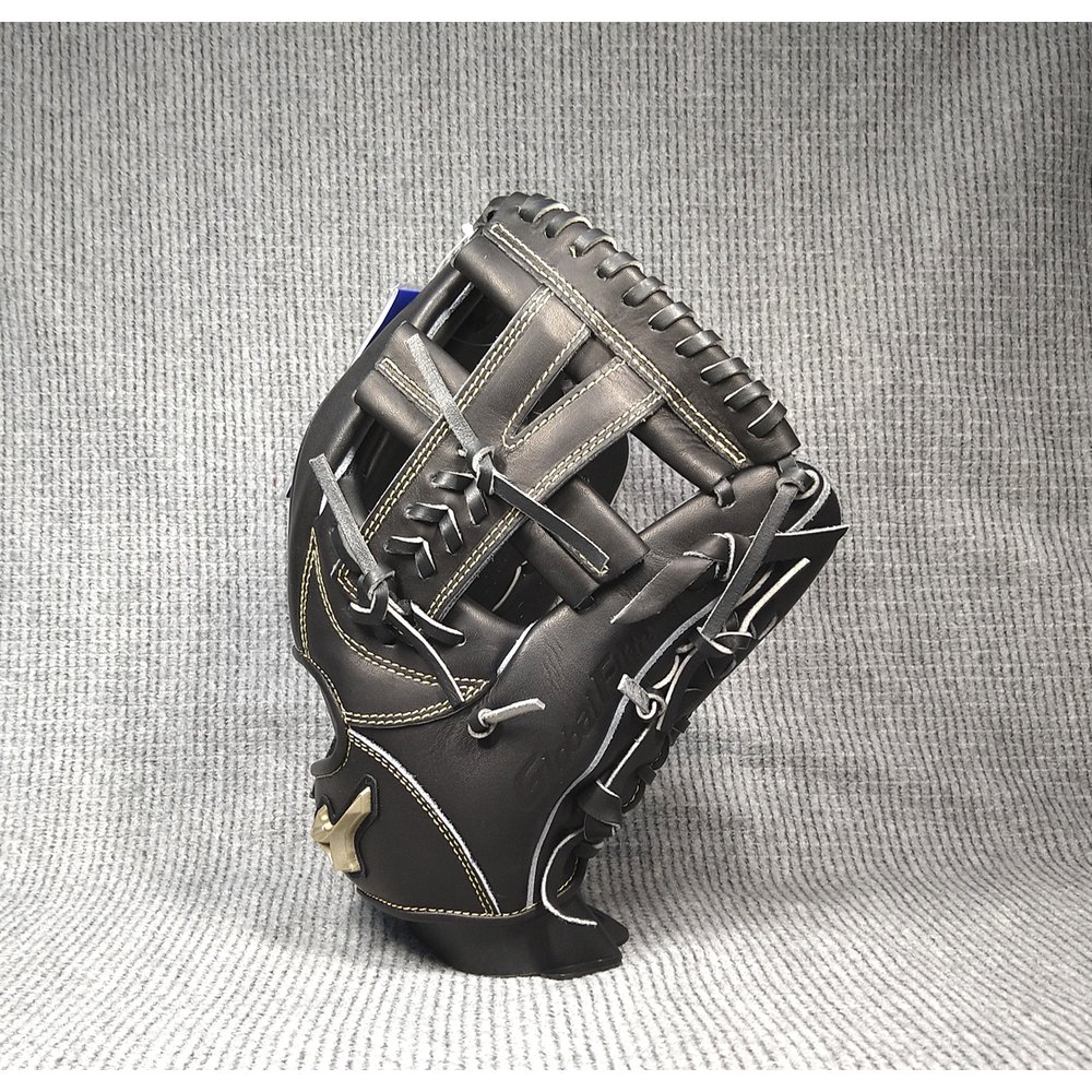 「野球魂」--特價！日本「MIZUNO」【Global Elite】等級輕量版壘球手套（內野手，1AJGS18203，09黑色）附手套袋