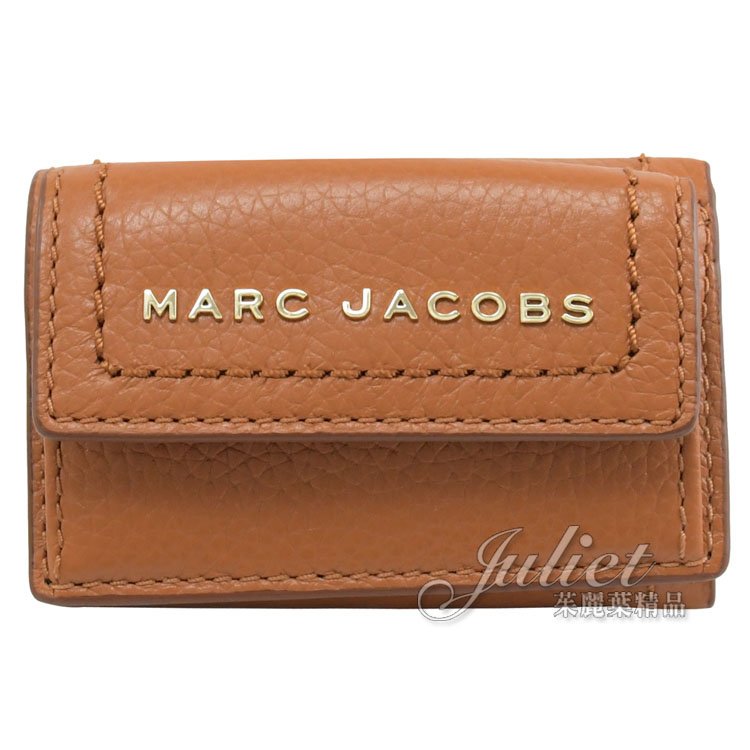 【全新現貨 優惠中】茱麗葉精品 MARC JACOBS 馬克賈伯 浮雕LOGO三折扣式小短夾.咖現金價$2,980