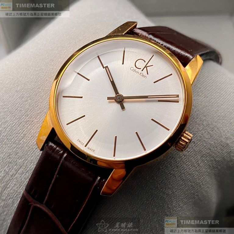 CK手錶,編號CK00169,32mm玫瑰金圓形精鋼錶殼,白色簡約, 中二針顯示錶面,咖啡色真皮皮革錶帶款,自用送人都不錯!
