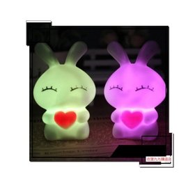 (商品編號:1304-LG)七彩愛心瞇眼兔小夜燈/LED七彩燈/愛心賤兔燈/製造氣芬LED燈/造型燈/兔子燈