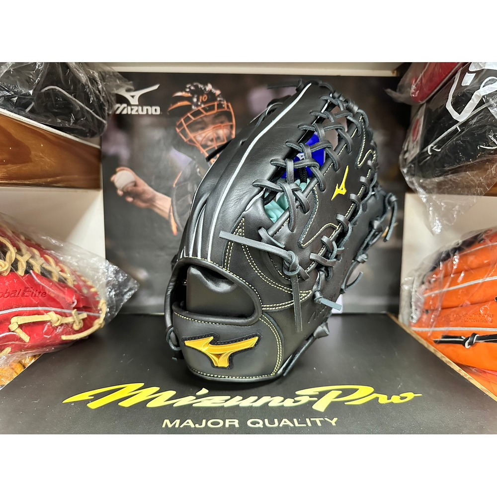 What Pros Wear: Alex Verdugo's Mizuno GMP2-700 Glove - What Pros Wear