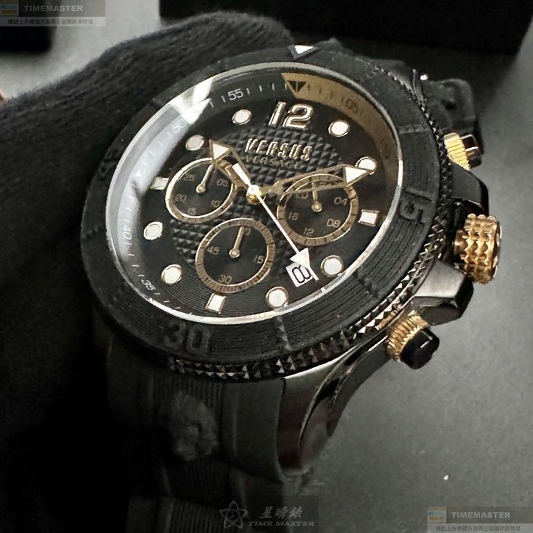 VERSUS VERSACE手錶,編號VV00401,46mm黑圓形精鋼錶殼,黑色三眼, 中三針顯示錶面,深黑色矽膠錶帶款